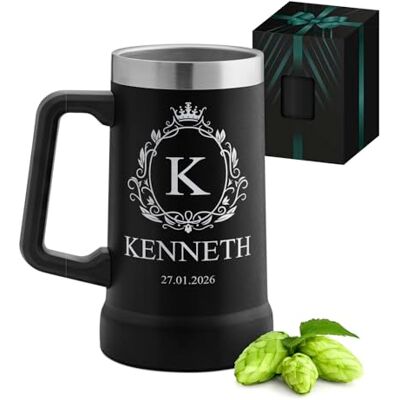 Maverton Isolierter Bierkrug mit Gravur 700 ml Schwarz mit Henkel Edelstahl Bierglas mit Namen, mit funktionellem Henkel, personalisierte Geschenke Männer, Bier Geschenke für Männer Maverton Isolierter Bierkrug mit Gravur 700 ml Schwarz mit Henkel Edelstahl Bierglas mit Namen, mit funktionellem Henkel, personalisierte Geschenke Männer, Bier Geschenke für Männer