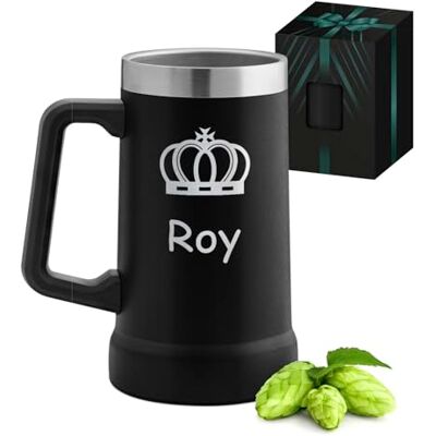 Maverton Isolierter Bierkrug mit Gravur 700 ml Schwarz mit Henkel Edelstahl Bierglas mit Namen, mit funktionellem Henkel, personalisierte Geschenke Männer, Bier Geschenke für Männer Maverton Isolierter Bierkrug mit Gravur 700 ml Schwarz mit Henkel Edelstahl Bierglas mit Namen, mit funktionellem Henkel, personalisierte Geschenke Männer, Bier Geschenke für Männer