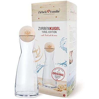 Zirben Familie ZirbenFamilie® ORIGINAL ZirbenKugel Set • 1 L Glaskaraffe • Tiroler Adler Verleiht dem Wasser feine Duft- und Geschmacksnuancen • Kugel aus naturbelassenem Zirbenholz • Gravur Tiroler Adler Zirben Familie ZirbenFamilie® ORIGINAL ZirbenKugel Set • 1 L Glaskaraffe • Tiroler Adler Verleiht dem Wasser feine Duft- und Geschmacksnuancen • Kugel aus naturbelassenem Zirbenholz • Gravur Tiroler Adler