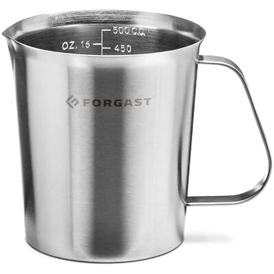 Forgast Edelstahl Krug mit Messbecher 0,5L Liter Metallkrug Milchkanne für Milch, Wasser, Limonade, Cocktails und Saft, FG11025 Forgast Edelstahl Krug mit Messbecher 0,5L Liter Metallkrug Milchkanne für Milch, Wasser, Limonade, Cocktails und Saft, FG11025
