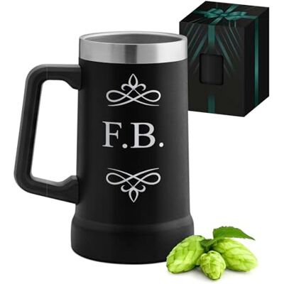 Maverton Isolierter Bierkrug mit Gravur 700 ml Schwarz mit Henkel Edelstahl Bierglas mit Namen, mit funktionellem Henkel, personalisierte Geschenke Männer, Bier Geschenke für Männer Maverton Isolierter Bierkrug mit Gravur 700 ml Schwarz mit Henkel Edelstahl Bierglas mit Namen, mit funktionellem Henkel, personalisierte Geschenke Männer, Bier Geschenke für Männer
