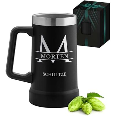 Maverton Isolierter Bierkrug mit Gravur 700 ml Schwarz mit Henkel Edelstahl Bierglas mit Namen, mit funktionellem Henkel, personalisierte Geschenke Männer, Bier Geschenke für Männer Maverton Isolierter Bierkrug mit Gravur 700 ml Schwarz mit Henkel Edelstahl Bierglas mit Namen, mit funktionellem Henkel, personalisierte Geschenke Männer, Bier Geschenke für Männer