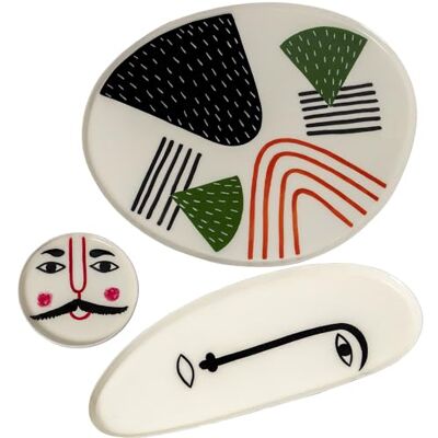 DRW Set mit 3 Tabletts aus emailliertem Metall mit Gesichtern in Mehrfarbig, 27 x 33 x 1 cm DRW Set mit 3 Tabletts aus emailliertem Metall mit Gesichtern in Mehrfarbig, 27 x 33 x 1 cm