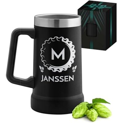 Maverton Isolierter Bierkrug mit Gravur 700 ml Schwarz mit Henkel Edelstahl Bierglas mit Namen, mit funktionellem Henkel, personalisierte Geschenke Männer, Bier Geschenke für Männer Maverton Isolierter Bierkrug mit Gravur 700 ml Schwarz mit Henkel Edelstahl Bierglas mit Namen, mit funktionellem Henkel, personalisierte Geschenke Männer, Bier Geschenke für Männer