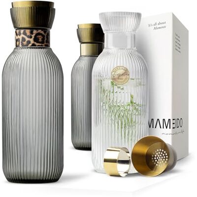 MAMEIDO Wasserkaraffe mit Ausgießer & Sieb 1 l (Smoke Wild) aus mundgeblasenem, geriffeltem Kristallglas in edler Optik mit tropffreiem Ausgießer – Karaffe zum Verschenken MAMEIDO Wasserkaraffe mit Ausgießer & Sieb 1 l (Smoke Wild) aus mundgeblasenem, geriffeltem Kristallglas in edler Optik mit tropffreiem Ausgießer – Karaffe zum Verschenken
