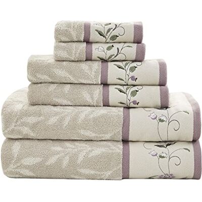 Madison Park Serene Badetuch-Set, 100% Baumwolle, luxuriös, mit Blumenmuster, Bestickt, Baumwolle, Jacquard-Design, weich und sehr saugfähig für die Dusche, Verschiedene Größen, Violett, 6 Stück Madison Park Serene Badetuch-Set, 100% Baumwolle, luxuriös, mit Blumenmuster, Bestickt, Baumwolle, Jacquard-Design, weich und sehr saugfähig für die Dusche, Verschiedene Größen, Violett, 6 Stück