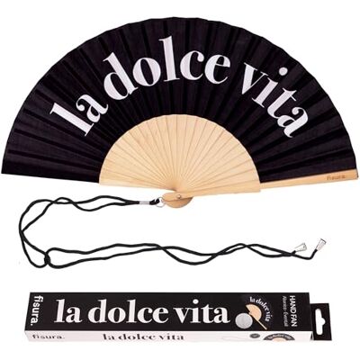 FISURA – Originaler Holzfächer mit der Aufschrift "Dolce Vita“. Elegantes, stilvolles Accessoire, schwarzer Handventilator mit praktischem Aufhänger. Maße: 42,5 x 23 cm FISURA – Originaler Holzfächer mit der Aufschrift "Dolce Vita“. Elegantes, stilvolles Accessoire, schwarzer Handventilator mit praktischem Aufhänger. Maße: 42,5 x 23 cm