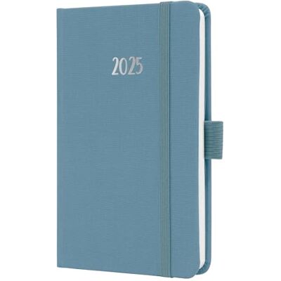 Sigel J5400 Wochenkalender 2025 A6, Jolie, blau, Hardcover mit Textileinband, Gummiband, Stiftschlaufe, Einstecktasche, 174 Seiten, vegan, Buchkalender, Terminplaner Sigel J5400 Wochenkalender 2025 A6, Jolie, blau, Hardcover mit Textileinband, Gummiband, Stiftschlaufe, Einstecktasche, 174 Seiten, vegan, Buchkalender, Terminplaner