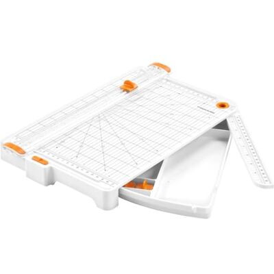 Fiskars Große Papierschneidemaschine mit Aufbewahrungsfach, SureCut, A4-Hochformat, A3-Querformat, Mit Schnittlinienführung, Inkl. 3 TripleTrack-Schneideklingen mit Titan, 1077981 Fiskars Große Papierschneidemaschine mit Aufbewahrungsfach, SureCut, A4-Hochformat, A3-Querformat, Mit Schnittlinienführung, Inkl. 3 TripleTrack-Schneideklingen mit Titan, 1077981
