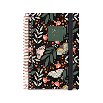 Miquelrius – Jahreskalender 2023 – Tagesseite – Caddy-Größe 80 x 125 mm – Hardcover – Spiralbindung – Spanisch, Englisch und Portugiesisch – Stern, MR39423 Miquelrius – Jahreskalender 2023 – Tagesseite – Caddy-Größe 80 x 125 mm – Hardcover – Spiralbindung – Spanisch, Englisch und Portugiesisch – Stern, MR39423