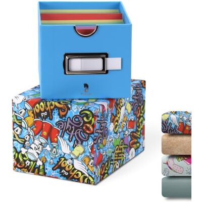 Rössler Karteikarten Box Karteikasten zum Lernen von Vokabeln 500 Karteikarten + 10 Trennkarten Mit Edelstahl Beschriftungsrahmen, Griffring & linierten 200g/m2 Lernkarten (Graffiti, A7) Rössler Karteikarten Box Karteikasten zum Lernen von Vokabeln 500 Karteikarten + 10 Trennkarten Mit Edelstahl Beschriftungsrahmen, Griffring & linierten 200g/m2 Lernkarten (Graffiti, A7)