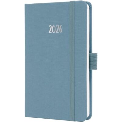 Sigel J6400 Wochenkalender 2026 A6 blau, Hardcover mit Textileinband, Gummiband, Stiftschlaufe, Einstecktasche, 174 Seiten, vegan, Buchkalender, Terminplaner Taschenkalender Jolie Sigel J6400 Wochenkalender 2026 A6 blau, Hardcover mit Textileinband, Gummiband, Stiftschlaufe, Einstecktasche, 174 Seiten, vegan, Buchkalender, Terminplaner Taschenkalender Jolie