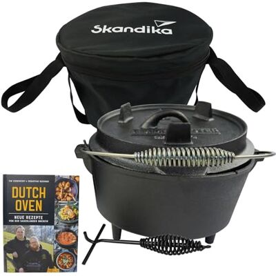 Skandika Dutch Oven Flame Master 7,1 L Gusseisen Topf zum Kochen, inkl. Rezeptbuch der Sauerländer BBCrew, bereits eingebrannt, mit Füße, Deckelheber, Tragetasche Feuertopf für Grillen, Camping Skandika Dutch Oven Flame Master 7,1 L Gusseisen Topf zum Kochen, inkl. Rezeptbuch der Sauerländer BBCrew, bereits eingebrannt, mit Füße, Deckelheber, Tragetasche Feuertopf für Grillen, Camping