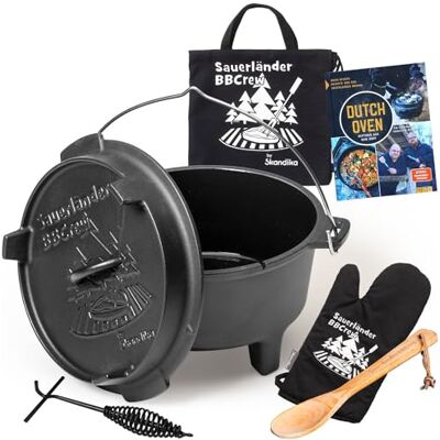 Skandika Dutch Oven der Sauerländer BBCrew 8 L Gusseisen Topf mit Emaillierung inkl. Rezeptbuch, Deckelheber & Extras Spülmaschinenfest Mit Füßen Feuertopf für Grillen, Camping Skandika Dutch Oven der Sauerländer BBCrew 8 L Gusseisen Topf mit Emaillierung inkl. Rezeptbuch, Deckelheber & Extras Spülmaschinenfest Mit Füßen Feuertopf für Grillen, Camping