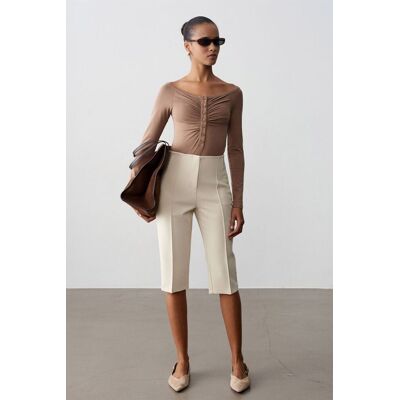 Dilvin Hochbundige gerade Capri-Shorts mit Schlitz Creme M Dilvin Hochbundige gerade Capri-Shorts mit Schlitz Creme M