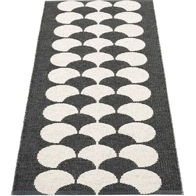 Pappelina, Poppy Black / Vanilla Teppich 70 x 150 cm Pappelina, Poppy Black / Vanilla Teppich 70 x 150 cm