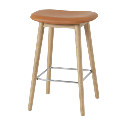 Muuto, Fiber Barhocker niedrig Wood Base - 65 cm - Refine Leather Cognac Oak Muuto, Fiber Barhocker niedrig Wood Base - 65 cm - Refine Leather Cognac Oak