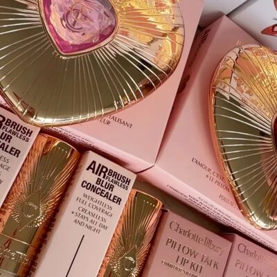 Charlotte Tilbury Cheek Chic Rouge, seidig, strahlend, aufbaubar & Lip Cheat, wasserfest, langanhaltend 6H & Pillow Talk Reise-Organizer-Tasche Charlotte Tilbury Cheek Chic Rouge, seidig, strahlend, aufbaubar & Lip Cheat, wasserfest, langanhaltend 6H & Pillow Talk Reise-Organizer-Tasche