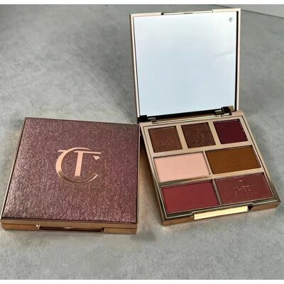 Charlotte Tilbury Peachy Blush für die Wangen, leicht zu verblenden, und Lidschatten-Konturpalette zur Betonung der Gesichtsmerkmale und zur Vergrößerung der Dimension. Charlotte Tilbury Peachy Blush für die Wangen, leicht zu verblenden, und Lidschatten-Konturpalette zur Betonung der Gesichtsmerkmale und zur Vergrößerung der Dimension.