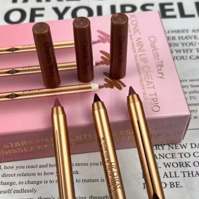 Der Lip Liner von Charlotte Tilbury ist geschmeidig mit starker Deckkraft, und die Highlighter-Konturpalette hellt Ihre Gesichtszüge auf und definiert sie. Der Lip Liner von Charlotte Tilbury ist geschmeidig mit starker Deckkraft, und die Highlighter-Konturpalette hellt Ihre Gesichtszüge auf und definiert sie.