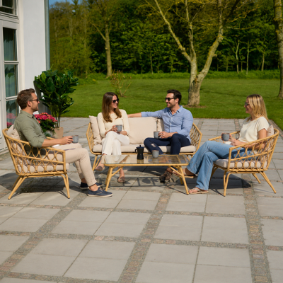 ENVY Stilvolles gewebtes 4-teiliges Gartensofa-Loungeset - 3-Sitzer-Sofa, 2 Sessel, Glas Couchtisch & Kissen, Outdoor-Terrassenmöbel ENVY Stilvolles gewebtes 4-teiliges Gartensofa-Loungeset - 3-Sitzer-Sofa, 2 Sessel, Glas Couchtisch & Kissen, Outdoor-Terrassenmöbel