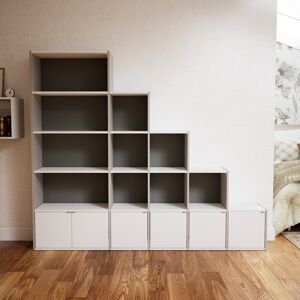 MYCS Stufenregal Grau - Modernes Treppenregal für Bücher: Türen in Weiß - 231 x 195 x 34 cm, Selbst designen