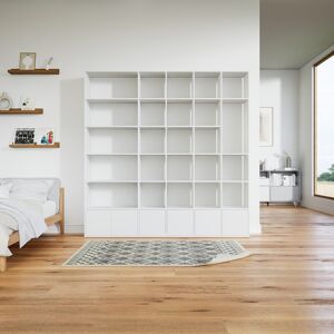 MYCS Bücherregal Weiß - Modernes Regal für Bücher: Türen in Weiß - 231 x 233 x 34 cm, Individuell konfigurierbar