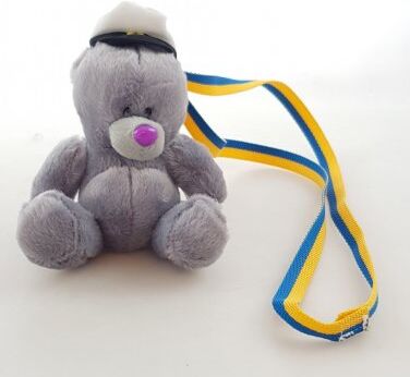 Dynäs Winnie studerende med grå hat, 15cm Dynäs Winnie studerende med grå hat, 15cm