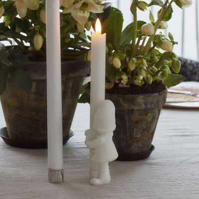 Sirius Tinka Nisse Med Led-Kronelys, H24,5cm, Hvid Sirius Tinka Nisse Med Led-Kronelys, H24,5cm, Hvid
