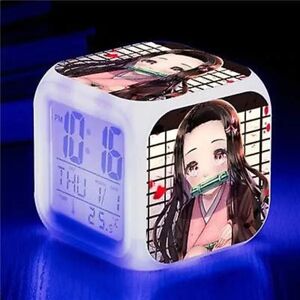 Japan Anime Demon Slayer: Kimetsu No Yaiba digitalt multifunktionelt vækkeur med lysende 7 LED-farveskiftende lys Pvc.(ekskl. batterier)