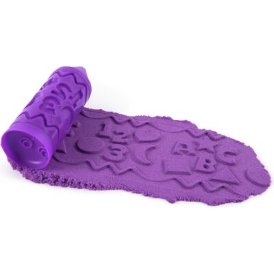 Kinetic Sand Stamp N' Roll med stempel og sand - 85 g - assorteret Kinetic Sand Stamp N' Roll med stempel og sand - 85 g - assorteret