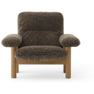 Audo Copenhagen Brasilia Lounge Chair SH: 39 cm - Natural Oak/Sheepskin Root