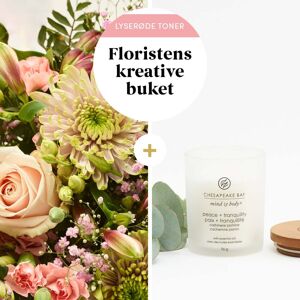 Interflora Floristens kreative buket i lyserøde nuancer med duftlys