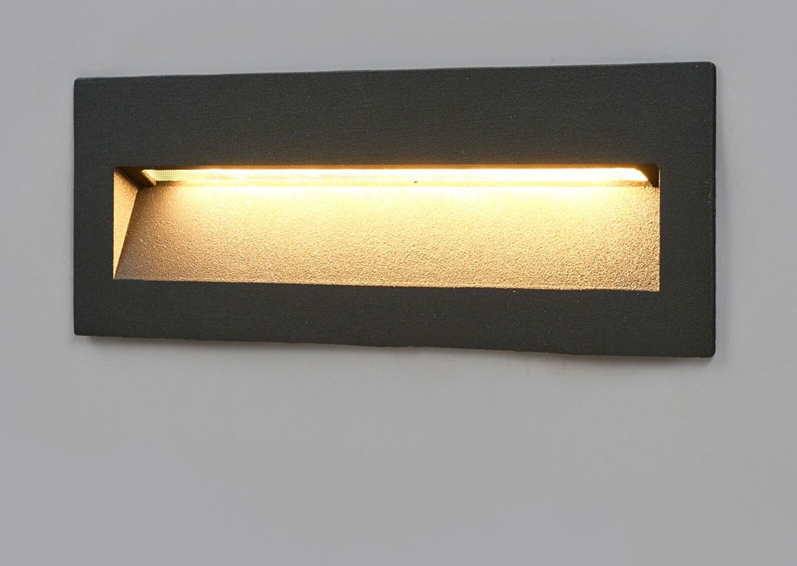 Lucande Mørk LED-indbyg.-lampe Loya, vægmontage udendørs Lucande Mørk LED-indbyg.-lampe Loya, vægmontage udendørs