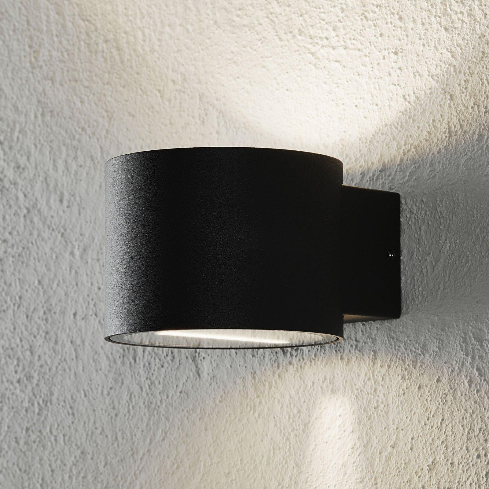 Lucande Udendørs væglampe Chantal i cylinderform Lucande Udendørs væglampe Chantal i cylinderform