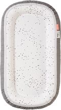 Done By Deer Cozy Nest Plus Dreamy Dots White/Grey Done By Deer Cozy Nest Plus Dreamy Dots White/Grey