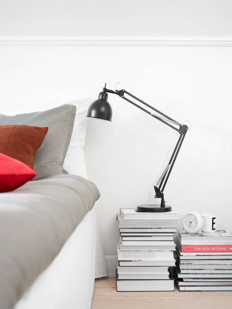 Job Metal Bordlampe Med Base I Sort Og Hvid Job Metal Bordlampe Med Base I Sort Og Hvid