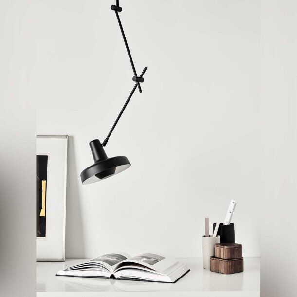 Grupa  Arigato L Loftlampe Sort E27 Med Loftholder Grupa  Arigato L Loftlampe Sort E27 Med Loftholder