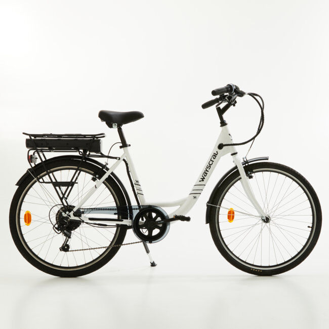 Wayscral Bicicleta Eléctrica De Ciudad Wayscral Everyway E50 26 Negro (batería Incluida) Wayscral https://www.norauto.es/p/bicicleta-electrica-de-ciudad-wayscral-everyway-e50-26-negro-bateria-incluida--2210555.html https://s2.medias-norauto.es/images_produits/2210555/650x650/bicicleta-electrica-de-ciudad-wayscral-everyway-e50-26-negro-bateria-incluida--2210555.jpg La bicicleta eléctrica WAYSCRAL Everyway E50 es una bicicleta urbana que le asegurará fiabilidad en su vida diaria. Es la bicicleta más económica de la gama. El Everyway E50 tiene un guarda cadena para preservar la cadena y reducir el ruido de la misma. Está equipado con una transmisión de fricción de 6 velocidades, guardabarros, un portaequipajes y un soporte. Su sistema de frenado es del tipo V-Brake. Tiene un motor trasero de 250 W y una batería de células de litio de 7,8 Ah LISCHEN" de 36 V que le permitirá viajar entre 25 y 40 km. La asistencia le ayudará hasta 25 km/h, el tiempo de recarga de la batería es de 3 a 4 horas. El cargador viene con la bicicleta. Es una solución simple, práctica y económica para los viajes diarios.  Económica Batería de litio de LISCHEN 36 V 7.8 Ah. Bicicleta eléctrica - Moto Bicicleta eléctrica - bicicleta plegable Bicicleta eléctrica ciudad 499 EUR 001 0 desde 4 dias Domicilio Península, GRATIS a partir de 29€ 1  2210556 3501361211144 Bicicleta Eléctrica De Ciudad Wayscral Everyway E50 26 Blanco (batería Incluida)