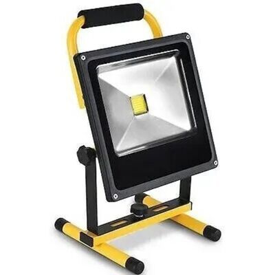 Proyector LED MATEL - Resistente al agua 50W, Recargable, Blanco Frío Proyector LED MATEL - Resistente al agua 50W, Recargable, Blanco Frío