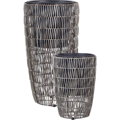 BELIANI Conjunto De 2 Macetas De Ratán Sintético Para Interior Y Exterior Con Inserto Marrón Chelone BELIANI Conjunto De 2 Macetas De Ratán Sintético Para Interior Y Exterior Con Inserto Marrón Chelone