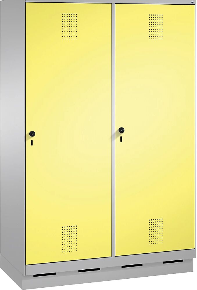 C+P Armario guardarropa EVOLO, puerta sobre 2 compartimentos, con zócalo, 4 compartimentos, 2 puertas, anchura de compartimento 300 mm, aluminio blanco / amarillo azufre