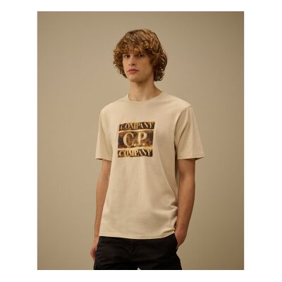 C.P. Company para hombre. 20CMTS141A110579W Camiseta Faded Logo beige (M), Casual, Algodón, Manga corta, C.P. Company outlet 2026. C.P. Company para hombre. 20CMTS141A110579W Camiseta Faded Logo beige (M), Casual, Algodón, Manga corta, C.P. Company outlet 2026.