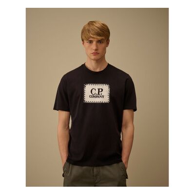 C.P. Company para hombre. RCCMTS723A005100W Camiseta Logo Label marino (L), Casual, Algodón, Manga corta, C.P. Company outlet 2026. C.P. Company para hombre. RCCMTS723A005100W Camiseta Logo Label marino (L), Casual, Algodón, Manga corta, C.P. Company outlet 2026.