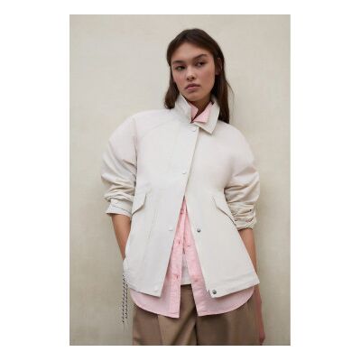 ECOALF para mujer. MCWGAJKMAJOR0410S26-998 Chaqueta Major beige (XS), Casual, Poliamida, Sostenible, ECOALF outlet 2026. ECOALF para mujer. MCWGAJKMAJOR0410S26-998 Chaqueta Major beige (XS), Casual, Poliamida, Sostenible, ECOALF outlet 2026.