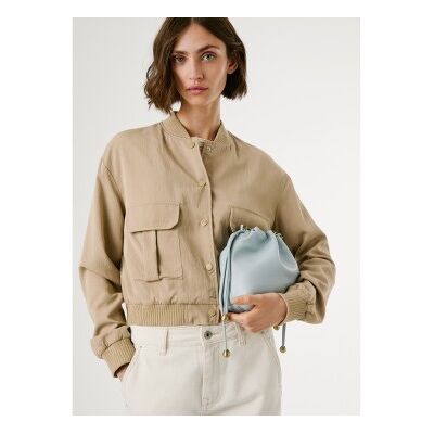 para mujer. PL4024348 Chaqueta Selma beige (S), Casual, Viscosa, Pepe Jeans outlet 2026. para mujer. PL4024348 Chaqueta Selma beige (S), Casual, Viscosa, Pepe Jeans outlet 2026.