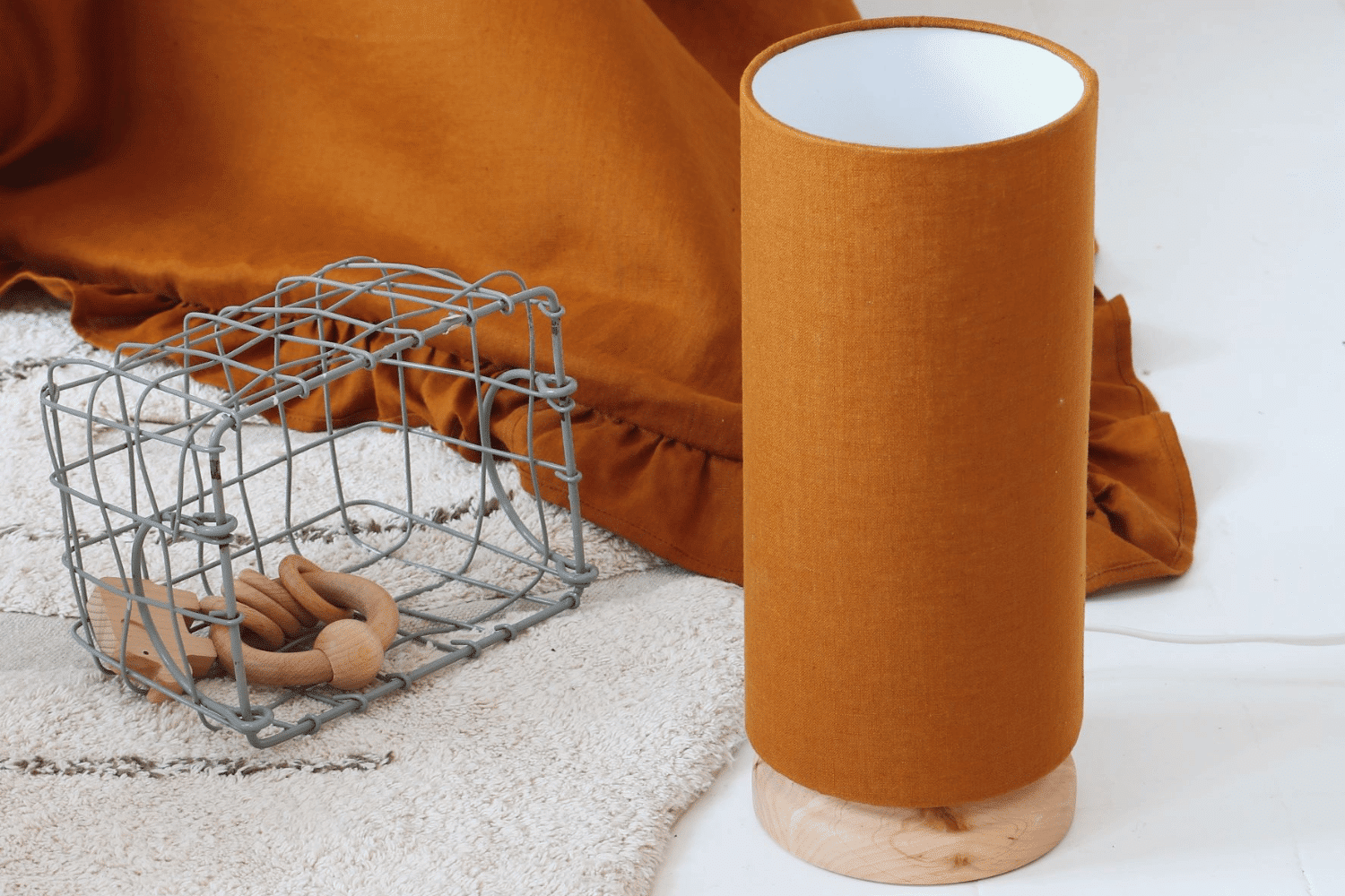 Mon Lit Cabane Lámpara pequeña de mesa de lino mostaza