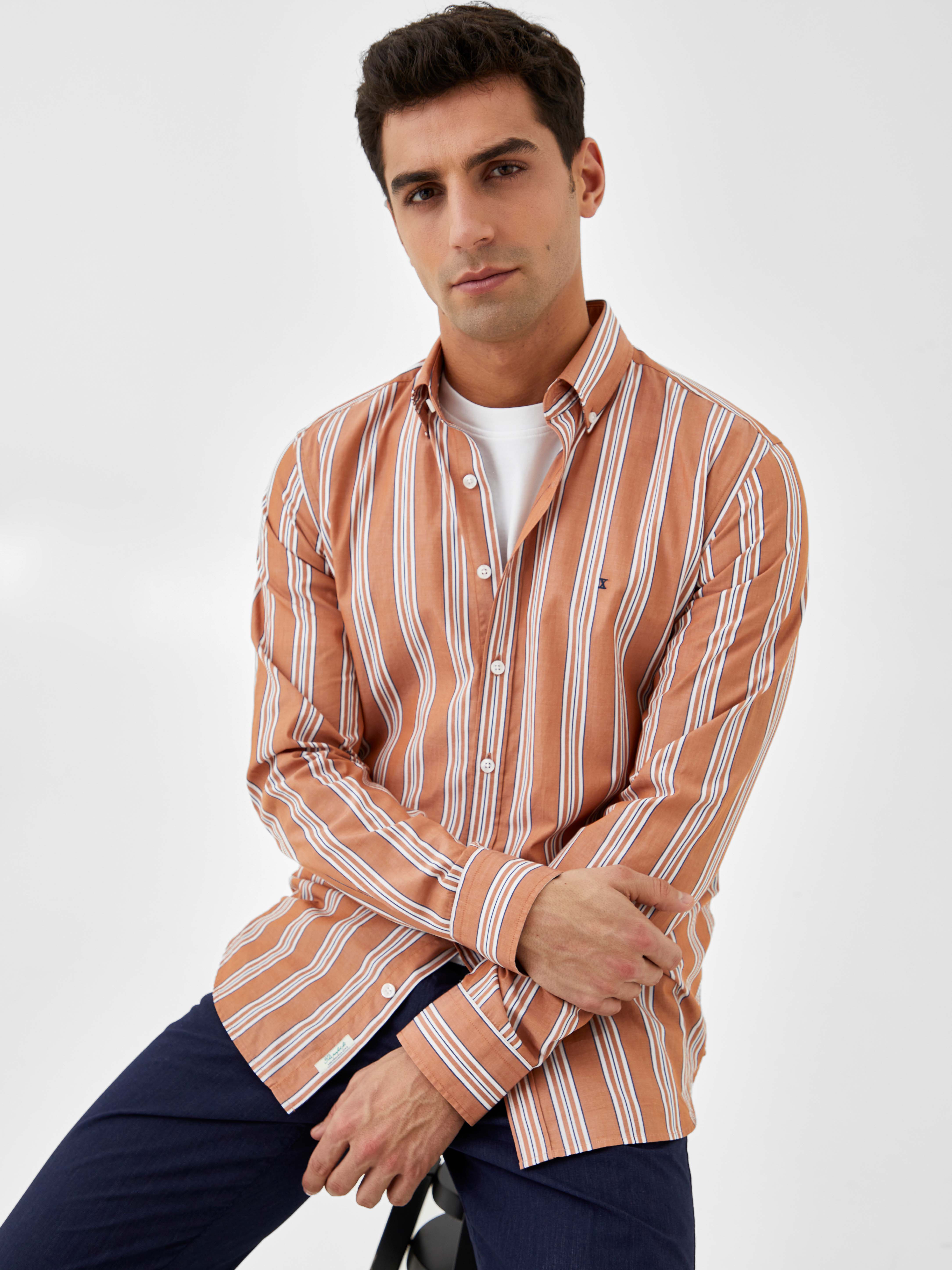 Decenio Camisa slim fit con rayas Beije Camel