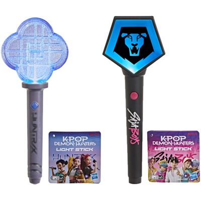 Hasbro Muñecas Sticks luminosos Kpop Demon Hunters Huntrix Saja Boy. Hasbro Muñecas Sticks luminosos Kpop Demon Hunters Huntrix Saja Boy.