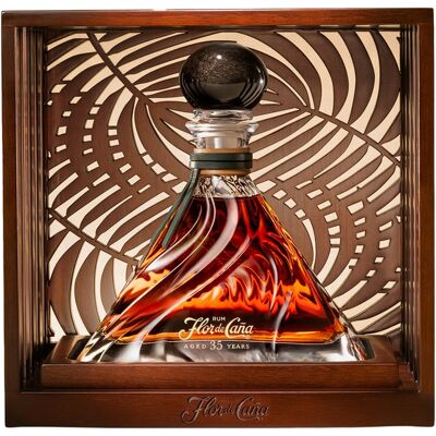Flor de Caña Estuche ron añejo 35 años . Flor de Caña Estuche ron añejo 35 años .